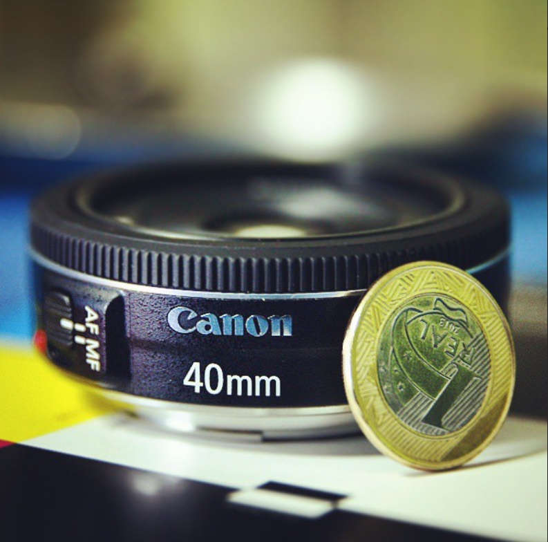Foto Macro lente Canon 40mm em comparação com moeda tamanho da lente Agência Boa Imagem de Propaganda e Publicidade